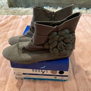 Cute ankle boots with flower. Slight wear.